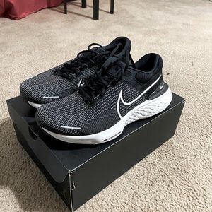Nike Zoomx size 13 running shoe! NWT and in excellent shape!